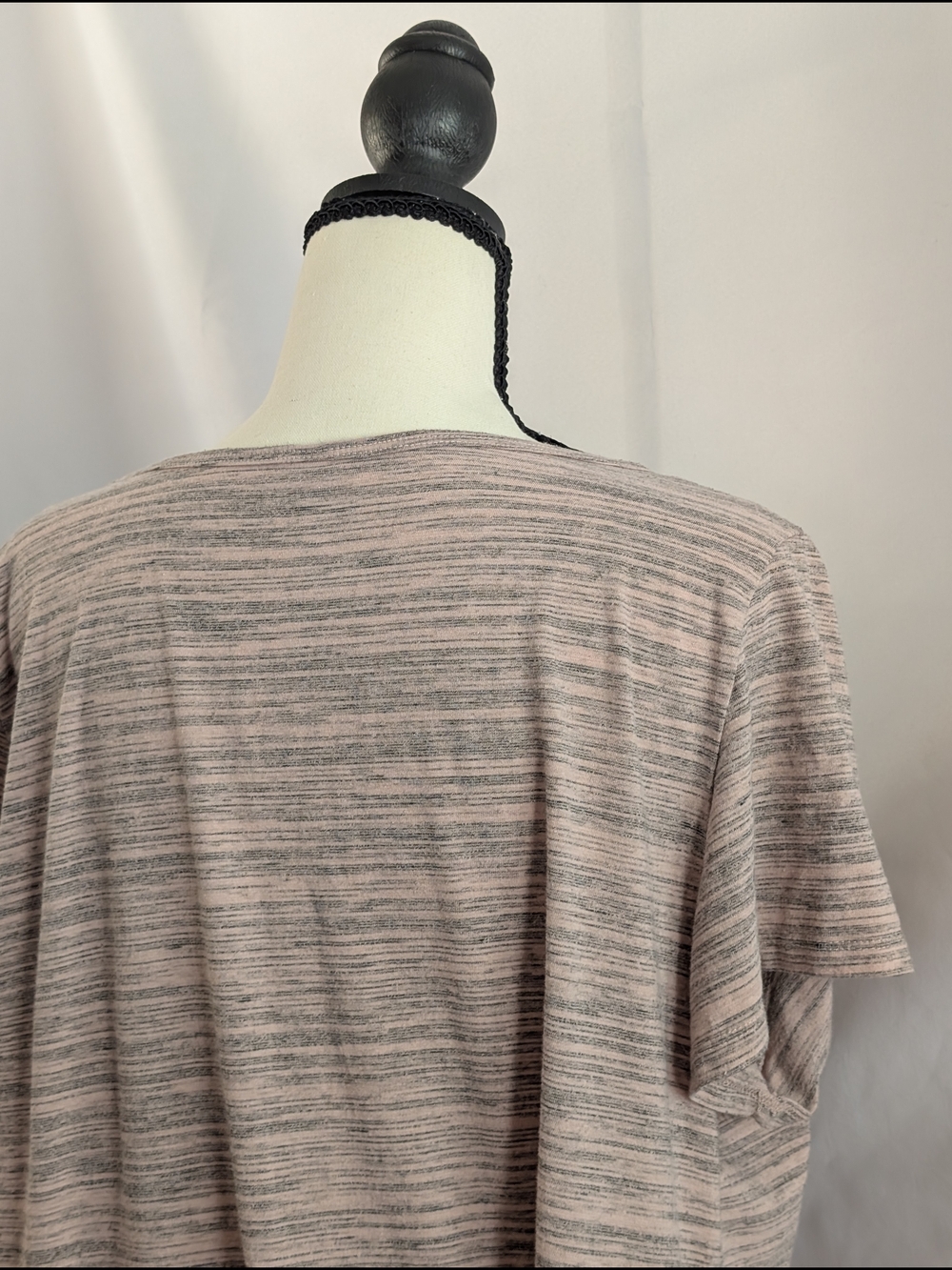 Lularoe Classic Tee Relaxed Scoop Neck Short Sleeve Tee in Blush Heather Size 1X - Picture 6 of 13